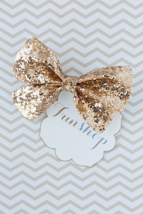 gold glitter bow Gold Hair Bow, Gold Glitter Bow, Glitter Bow, All That Glitters, Cute Bows, Diy Hairstyles, Ribbon Bows, Gold Wedding, Girly Things