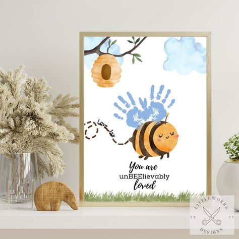 Quickly and easily make a unique gift of your child's handprint! Perfect gift for anyone year round! Download includes blank 8.5x11 template pdf. Bee Handprint, Kids Footprint Art, Gift For Dad From Kids, Art For Toddlers, Hand Print Art, Card Fathers Day, Footprint Craft, Bee Printables, Baby Handprint