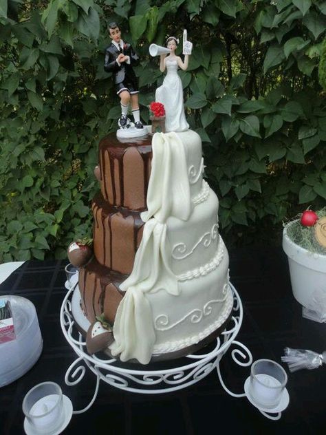 wedding cake I'm going to have made..half camo for Rich my half will be pink camo :) Men Wedding Cake, Groomsmen Cake Ideas, Divorce Cake, Unusual Wedding Cakes, Extravagant Wedding Cakes, Funny Wedding Cakes, Four Wheeler, Chocolate Wedding Cake, Wedding Dessert Table