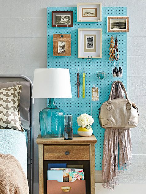 Take pegboard out of the garage. Combine function with style to create one-of-a-kind looks in your kitchen, bedrooms, and living spaces. Peg Board Ideas, Pegboard Kitchen, Pegboard Ideas, Peg Boards, Pegboard Storage, Kitchen Room Decor, Pegboard Organization, Kitchen Design Color, Прикроватные Тумбочки