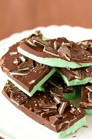 Grasshopper Mint Chocolate Bark Mint Chocolate Bark, Andes Mint, Chocolate Bark, Köstliche Desserts, Yummy Sweets, Eat Dessert, Mint Chocolate, Sweets Treats, Holiday Baking