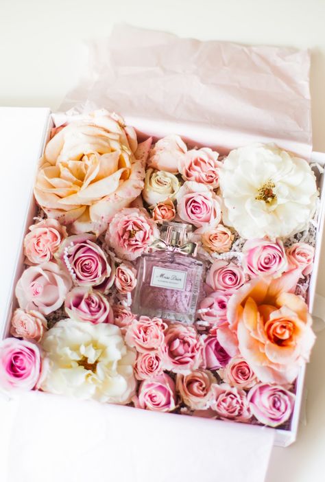 Perfume And Flowers Gift, Diy Perfume Gift Box Ideas, Perfume Gift Box Ideas, Perfume Gift Wrapping Ideas, Gift With Flowers, Perfume Flower, Leanne Barlow, Elle Apparel, Cake Designs For Girl