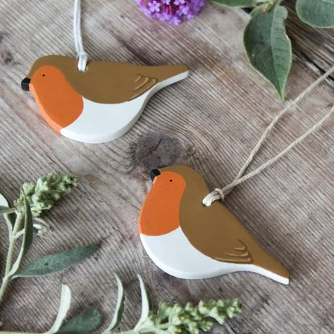 Robin Clay Ornament Handpainted Tree Decoration Small - Etsy UK Ceramic Wreath, Clay Creatures, Clay Christmas Decorations, Ceramic Christmas Decorations, Clay Birds, Clay Bird, Air Dry Clay Projects, Clay Christmas, Polymer Clay Ornaments