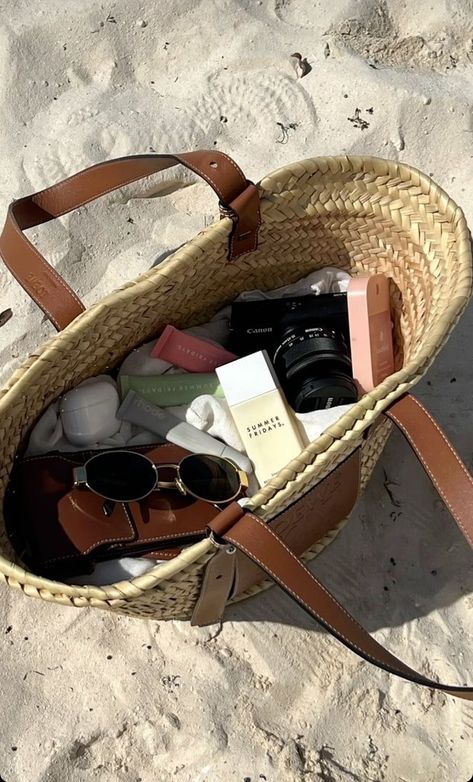 Lifestyle Manifestation, Bags 2024, Mode Crochet, Visually Pleasing, Handbag Essentials, What In My Bag, Europe Summer, Bags Aesthetic, Beach Essentials