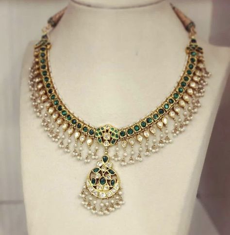 Pachala Haram Designs, Rajputi Jewellery, Indian Wedding Jewelry Sets, Neck Pieces Jewelry, Antique Necklaces Design, Antique Jewellery Designs, Gold Jewelry Simple Necklace, Jewelry Set Design, Antique Bridal Jewelry