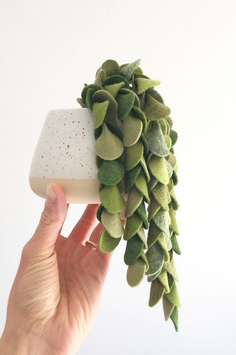 Cascading Houseplant – The Handmade Florist Dry Floral Foam, Cute Table, Felt Succulents, Felt Flowers Diy, Felt Diy, Felt Fabric, Flower Tutorial, Felt Art, Flowers Diy