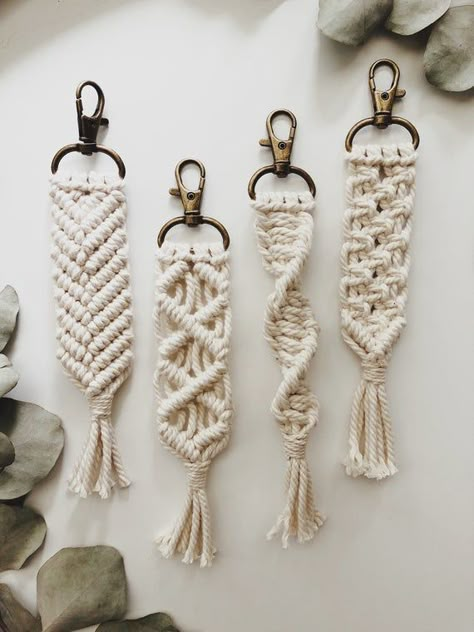 Macrame Key Chains, Boho Tassel Keychain, Keychain With Name, Simpul Makrame, Makramee Diy, Macrame Wall Hanging Diy, Macrame Wall Hanging Patterns, Mini Macrame, Macrame Hanger