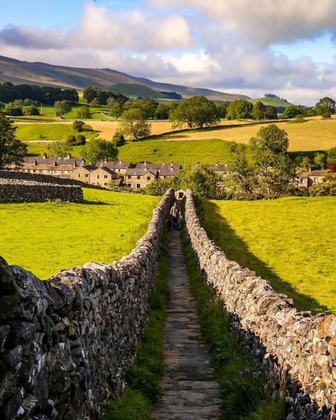 Photos Of Britain 🇬🇧 on Instagram: “Anyone else love long dry stone walls in the beautiful Yorkshire countryside? 🥰 There are estimated to be over 5,000 miles of walls in the…” Competition Painting, Dry Stone Wall, Dry Stone, Yorkshire Dales, Long Gone, Stone Walls, Village Life, The Wild West, The Sheep