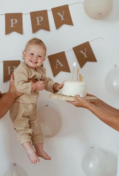 Smashed Cake Photoshoot, Cute Birthday Photoshoot, Cute Birthday Photoshoot Ideas, Photoshoot 1 Year, First Birthday Photoshoot Ideas, First Birthday Decorations Boy, First Birthday Photoshoot, Birthday Photoshoot Ideas, Baby Birthday Photoshoot