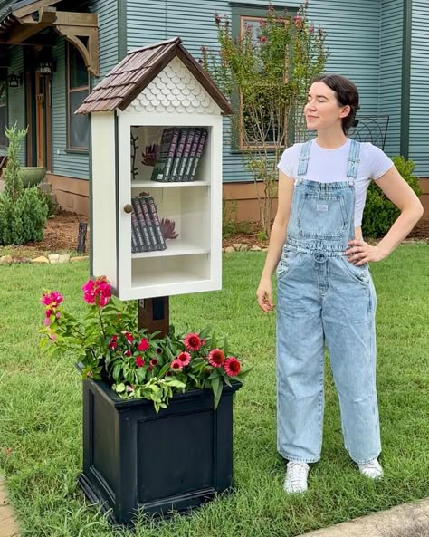 Sharing Library Diy, Street Library Ideas, Diy Free Library Box Ideas, Library Boxes Front Yards Diy, Neighborhood Library Box Diy, Little Library Painting Ideas, Lending Library Ideas, Diy Little Library, Outdoor Book Library