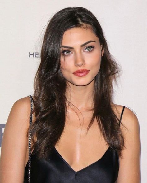 Dark Hair Celebs, Phoebe Tonkin Face Claim, Green Eyed Actresses, Brown Hair Blue Eyes Actress, Green Eyes Celebrities, Green Eyed Celebrities, Brown Haired Celebrities Female, Dark Brown Hair With Green Eyes, Phoebe Tonkin Face