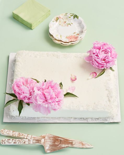 3 Ways to Turn a Grocery Store Cake into a Wedding Cake — Supplies Plain sheet cake in desired flavor Rock candy Fresh flowers — peonies or ranunculus Directions: Use a small mallet or rolling pin to gently crack the rock candy into smaller crystals. Gentle press these crystals onto the edge/corners of the cake. Top the cake with a fresh peonies placed in two corners of the cake. Costco Sheet Cake, Grocery Store Cake, White Sheet Cakes, Cakes With Flowers, Wedding Sheet Cakes, Costco Cake, Half Sheet Cake, How To Make Wedding Cake, Thematic Cake