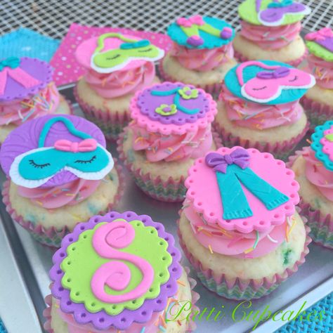 Pajama Party Cupcakes, Slumber Party Cupcakes, 10th Birthday Girl, Girl Birthday Cupcakes, Party Cupcakes, Small Treats, 5th Birthday Party Ideas, Girl Cupcakes, Decorated Cakes