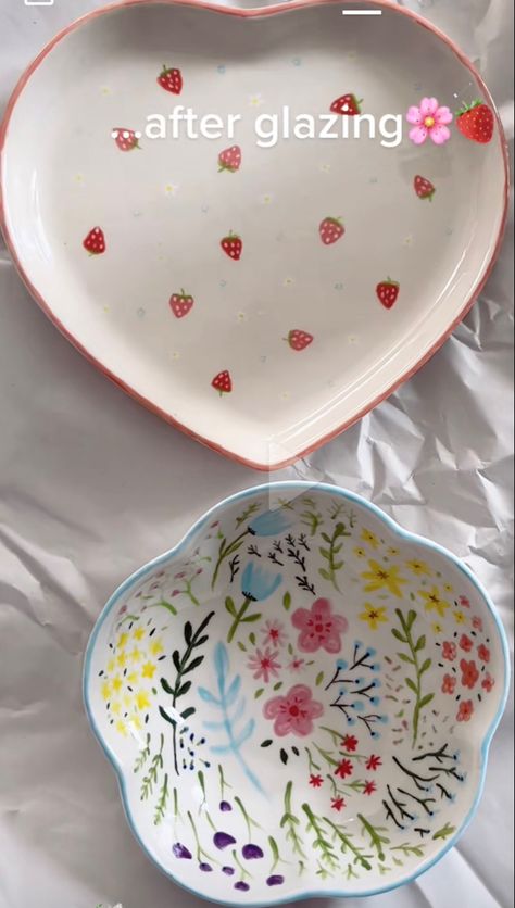 Painting Ideas Tiktok, Painting Pottery Plates, Pottery Painting Ideas, Pretty Pottery, Lilac Painting, Ceramic Cafe, Diy Pottery Painting, Paint Your Own Pottery, Pottery Painting Designs