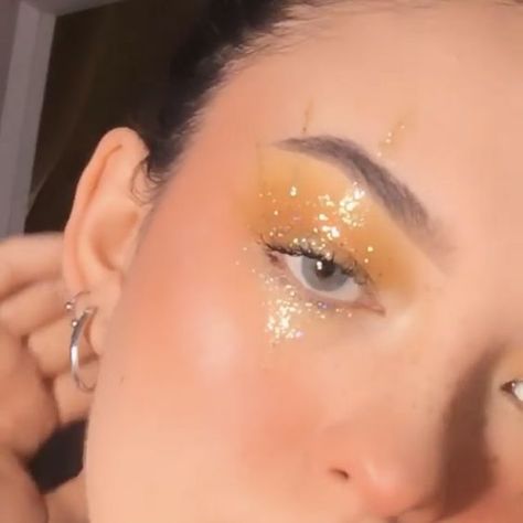 Gold Fairy Makeup Halloween, Sunshine Eye Makeup, Yellow Euphoria Makeup, Golden Sun Makeup, Sunshine Makeup Looks, Yellow Makeup Looks Aesthetic, Chunky Gold Glitter Eye Makeup, Ethereal Glitter Makeup, Gold Concert Makeup