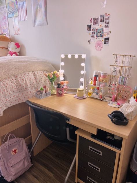 Feminine Dorm Room Aesthetic, College Desk Organization Aesthetic, Dorm Desk Organization Aesthetic, College Desk Vanity, Aesthetic College Dorm Room Ideas, Desk Ideas Y2k, College Desk Decor, Desk Dorm Ideas, Dorm Room Desk Decor