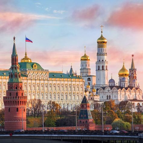 Russia Landscape, Kremlin Palace, Moscow Kremlin, The Kremlin, Cute Laptop Wallpaper, Royal Residence, Start A Blog, Moscow Russia, Magical Places