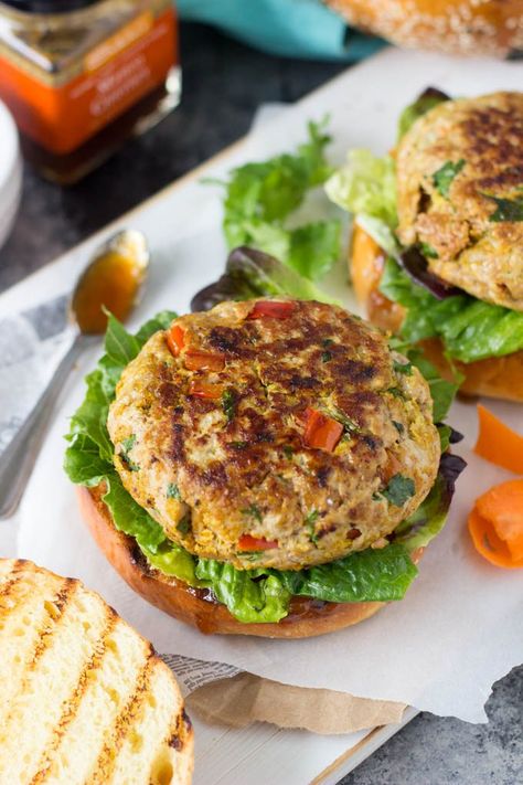 indian-curry-burgers 2 Curry Turkey Burgers, Burger Recipes Easy, Curry Turkey, Burgers Healthy, Fish Burgers, Stuffed Breads, Mint Yogurt Sauce, Turkey Curry, Light Cooking