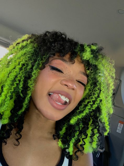 Black And Green Striped Hair, Purple And Green Curly Hair, Neon Curly Hair, Money Piece Green, Curly Green Hair, Dyed Curly Hair Ideas Colour, Colorful Curly Hair, Dyed Curly Hair, Dyed Hair Inspiration