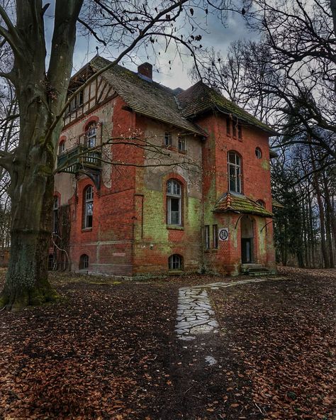 Old House Photography, Old Vintage House, Abandoned World, Creepy Old Houses, Eerie Places, Old Abandoned Buildings, Abandoned Homes, Creepy Houses, Abandoned Mansion