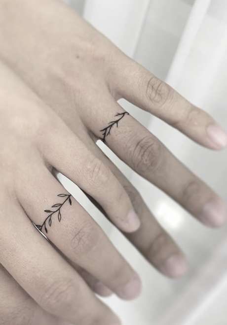 Tattoo Designs Inspiration, Wedding Ring Tattoo Ideas, Diamond Finger Tattoo, Tatoo Ring, Ring Tattoo Ideas, Wedding Ring Tattoos, Flower Finger Tattoos, Cool Finger Tattoos, Finger Tattoos For Couples