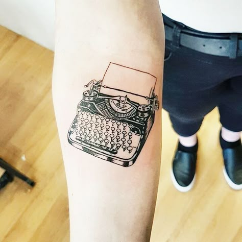 Tattoo Typewriter, Tattoo Fading, Gramophone Tattoo, Typewriter Tattoo, Writer Tattoo, Typewriter Vintage, Octopus Tattoo, Memorial Tattoo, Vintage Typewriter