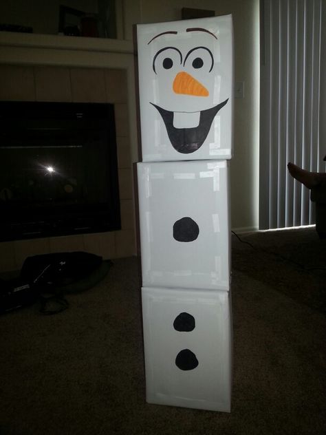 Frozen  DIY Game... Olaf Bowling! Wrap up three boxes and decorate to look like Olaf! We are going to use a big beach ball to bowl him down! Cardboard Box Snowman, Olaf Valentine Box Ideas, Olaf Balloon, Olaf Cutout, Olaf Presents, Frozen Birthday Decorations, Frozen Diy, School Library Decor, Creative Wrapping