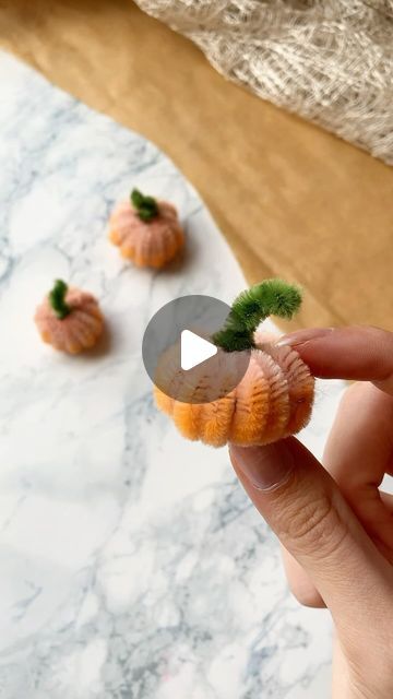 Pipe Cleaner Pumpkins Diy, Pumpkin Patch Diorama, Diy Small Pumpkins, Pumpkin Pipe Cleaner Craft, Pipe Cleaner Pumpkin Craft, Pipecleaner Pumpkins, Pipe Cleaner Pumpkins, Pipe Cleaner Pumpkin, Pipe Cleaner Halloween