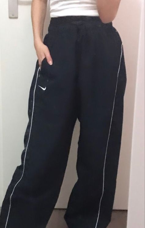 Nike Track Pants Outfits, Track Pants Outfit, Nike Track Pants, Nike Vintage, Swaggy Outfits, Streetwear Outfit, Nike Outfits, Dream Clothes, Retro Outfits