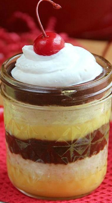 Boston Creme Pie, Mason Jar Desserts Recipes, Mason Jar Pies, Boston Cream Pie Recipe, Pie In A Jar, Quick Cinnamon Rolls, Mason Jar Recipe, Mason Jar Desserts, Dessert Cups Recipes