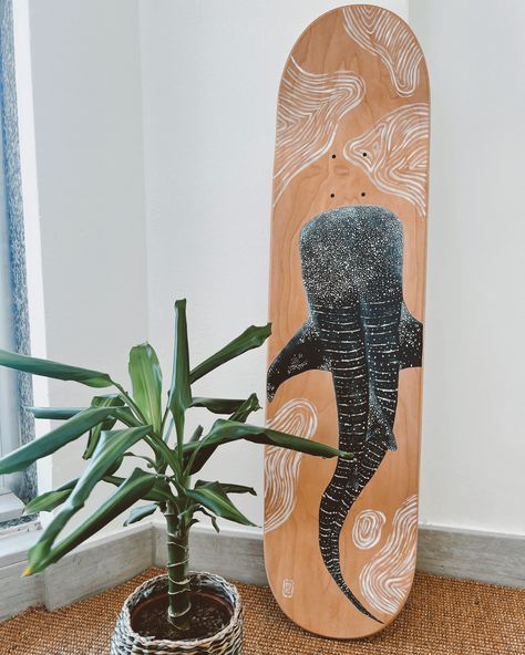 Whale Shark Surfboard, Paintings On Skateboards, Shark Skateboard Design, Ocean Skateboard Design, Long Board Designs Paint, Surf Board Painting Ideas, Painted Skateboard Aesthetic, Painting Skateboards Ideas, Diy Skateboard Art