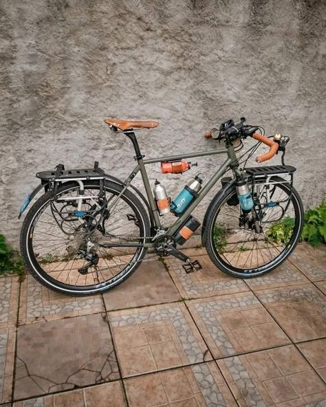 Bike Touring Packing, Gravel Bike Bicycles, Bici Retro, Vintage Mountain Bike, Best Road Bike, Bike Packing, Touring Bicycles, Green Bike, Bicycle Travel