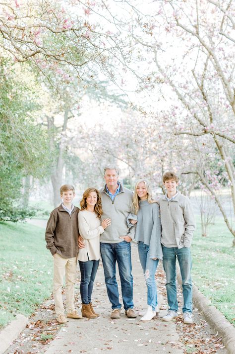 Family Of 4 Photo Poses Outdoor, Family Photo Ideas Adults, Family Picture Poses For 5 Adults, Family Of 5 Photo Poses Adult Children, Family Of Five Picture Poses, Family Of 5 Pose Ideas, 4 Person Family Poses, Light Airy Family Photos, Family Of 4 With Teenagers Picture Poses