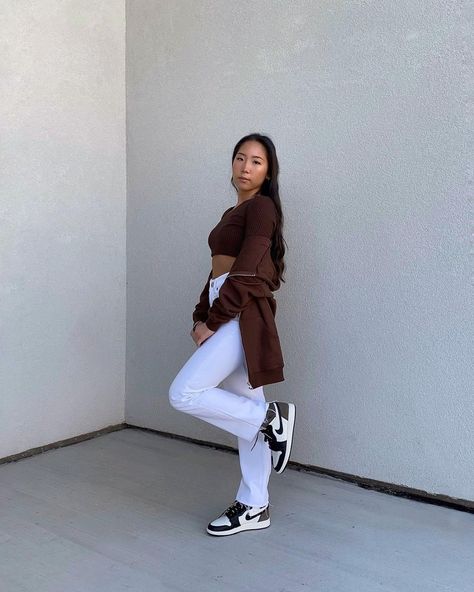 How To Style Mocha Jordans, Tan Jordans Outfit, Jordan 1 Mocha Outfit Women, Mocha 1s Outfit, Mocha Jordan 1 Outfit, Brown Shoes Outfit, Jordan 1 Outfit, Tenis Nike, Jordan Outfits