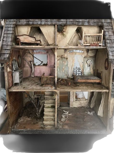 Creepy Dollhouse Aesthetic, Creepy Doll House, Creepy Dollhouse, Old Homestead, Haunted House Diy, Dollhouse Halloween, Haunted Dollhouse, Halloween Miniatures, Dollhouse Projects