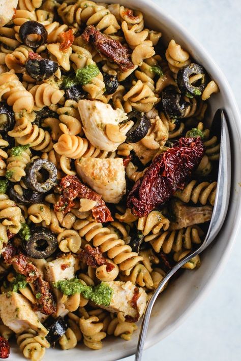 Pesto pasta salad with chicken -- a simple, healthy, high-protein pasta salad recipe with chicken, sun-dried tomatoes, olives, and pesto. Perfect for meal prep, picnics, and a side dish for any season. | rootsandradishes.com #pestopastasalad #highproteinmeals #pesto #chicken #mealprep #pastasalad #healthypastasalad Simple Pesto Pasta, Salad Recipe With Chicken, Pasta Salad With Chicken, Protein Pasta Salad, Chicken Pesto Pasta Salad, Macaroni Salads, Salad Italian, High Protein Pasta, Recipe With Chicken