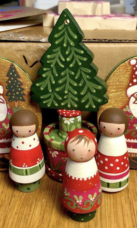 Peg Doll Ornaments, Peg Doll Christmas Ornaments, Wooden Peg Doll Ideas, Peg People Ideas, Peg Dolls Ideas, Peg Dolls Christmas, Christmas Peg Dolls, Wooden Clothespin Crafts, Wood Peg Dolls