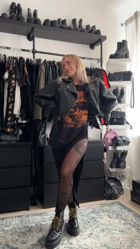 Edgy Festival Outfit, Edgy Concert Outfit, Tshirt Styling, Outfit For Concert, Rock Chic Outfits, Work Goth, Night Fits, Clothes Combinations, Fashion Journal