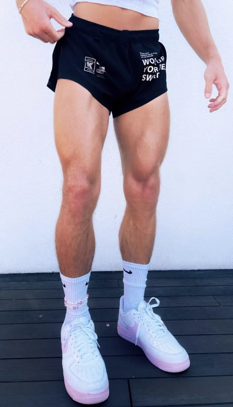 Mens Legs Reference, Gym Outfits Aesthetic Men, Man Legs Reference, Gay Outfits, Look 80s, Gym Outfit Men, Hunks Men, Mens Casual Outfits Summer, Ideal Body