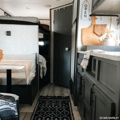 29 Beautiful RV Makeovers with Unpainted Cabinets Camper Flip, Motorhome Remodel, Camper Vintage, Glamper Camper, Camper Trailer Remodel, Vintage Camper Remodel, Caravan Renovation, Diy Camper Remodel, Kombi Home