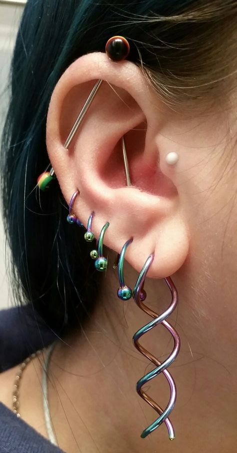 Vertical Industrial Piercing Ears, Vertical Industrial Piercing, Industrial Piercing Ideas, Tragus Vertical, Vertical Industrial, Ear Piercings Industrial, Tragus Jewelry, Cool Ear Piercings, Multiple Ear Piercings