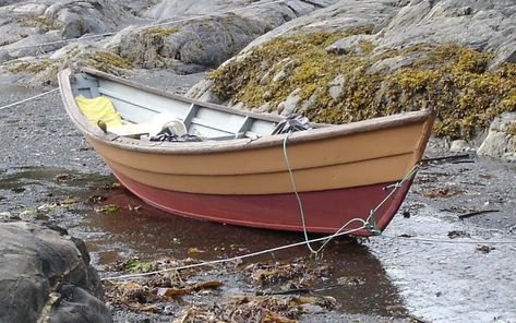 Time and again stories surface that distinguish the humble dory as a historically significant boat. A faithful reader named Michael contact... Rowboat Painting, Dory Boat, Simple Boat, Water Vehicles, Gulf Of Alaska, Wooden Boat Building, Diy Boat, Best Boats, Wood Boats