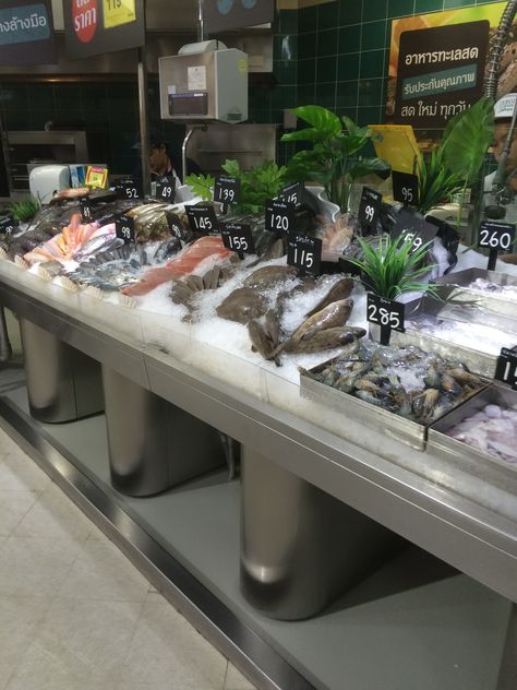 Tesco Lotus - Bang Yai - Thailand - Fresh - Produce - VM - Fixtures - Layout - Landscape - Retail Design - www.clearretailgroup.eu Fresh Fish Packaging, Fish Packaging, Layout Landscape, Fish Shop, Fish Market, Food Display, Fresh Fish, Sea Food, Store Organization