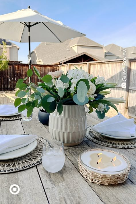 Set up a cute brunch corner & live the alfresco life. Style a ceramic vase with wicker candles & linen napkins for your outdoor hostings. Pro Tip: Choose melamine plates & plastic wine glasses. Outdoor Hosting, Outdoor Table Decor, Outdoor Table Settings, Mesa Exterior, Outdoor Decor Backyard, Backyard Makeover, Small Patio, Pool Patio, Outdoor Oasis