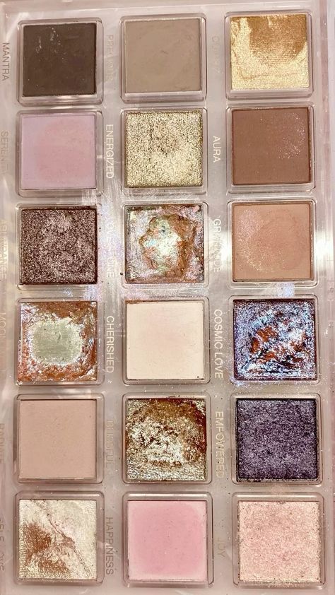 The Best Eyeshadow Palettes, Pink Eyeshadow Palette Aesthetic, Palette Eyeshadow Aesthetic, Good Eyeshadow, Pink Eyeshadow Palette, Makeup Pallets, Palette Eyeshadow, Eyeshadow Pallets, No Rain