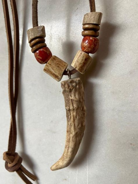 Deer Horn Jewelry, Medieval Items, Antler Projects, Deer Antler Crafts, Deer Antler Jewelry, Antler Ideas, Deer Antler Decor, Antler Crafts, Antler Jewelry