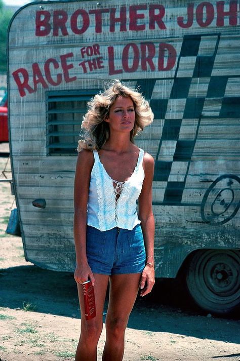 Farrah Fawcett on the set of "The Six Million Dollar Man", 1974. - 9GAG Farrah Fawcett 70s, Farrah Fawcet, Elisabeth Shue, Bianca Jagger, Kate Jackson, Charlotte Rampling, Fashion 70s, Charlie’s Angels, 70s Outfits