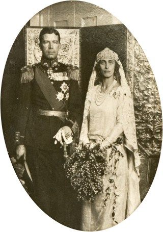 Louise Mountbatten, Queen Of Sweden, Royal Photography, Princess Louise, Jamaica Wedding, Swedish Royalty, Henna Body Art, Princess Alice, Royal Wedding Dress