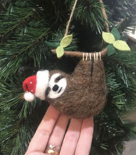 Needle Felted Xmas Ornaments, Felted Christmas Ornaments Diy, Christmas Felted Ornaments, Needle Felting Ideas Christmas Wool, Felted Ornaments Christmas, Needle Felt Christmas Decorations, Felting Christmas Decorations, Needle Felted Ornaments Christmas, Christmas Felting Ideas