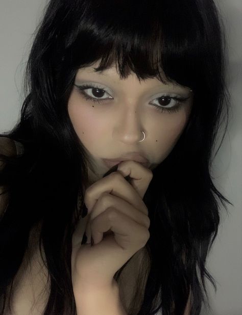 @deargigi on twitter Light Goth Makeup, Light Goth, Punk Makeup, Alternative Makeup, Cool Makeup Looks, Edgy Makeup, Goth Makeup, Grunge Makeup, Hair Inspo Color